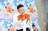 アフレコに挑戦する山崎弘也。