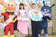 「それいけ！アンパンマン ふわふわフワリーと雲の国」公開アフレコイベントの様子。左からアンパンマン、深田恭子、山崎弘也、ばいきんまん。