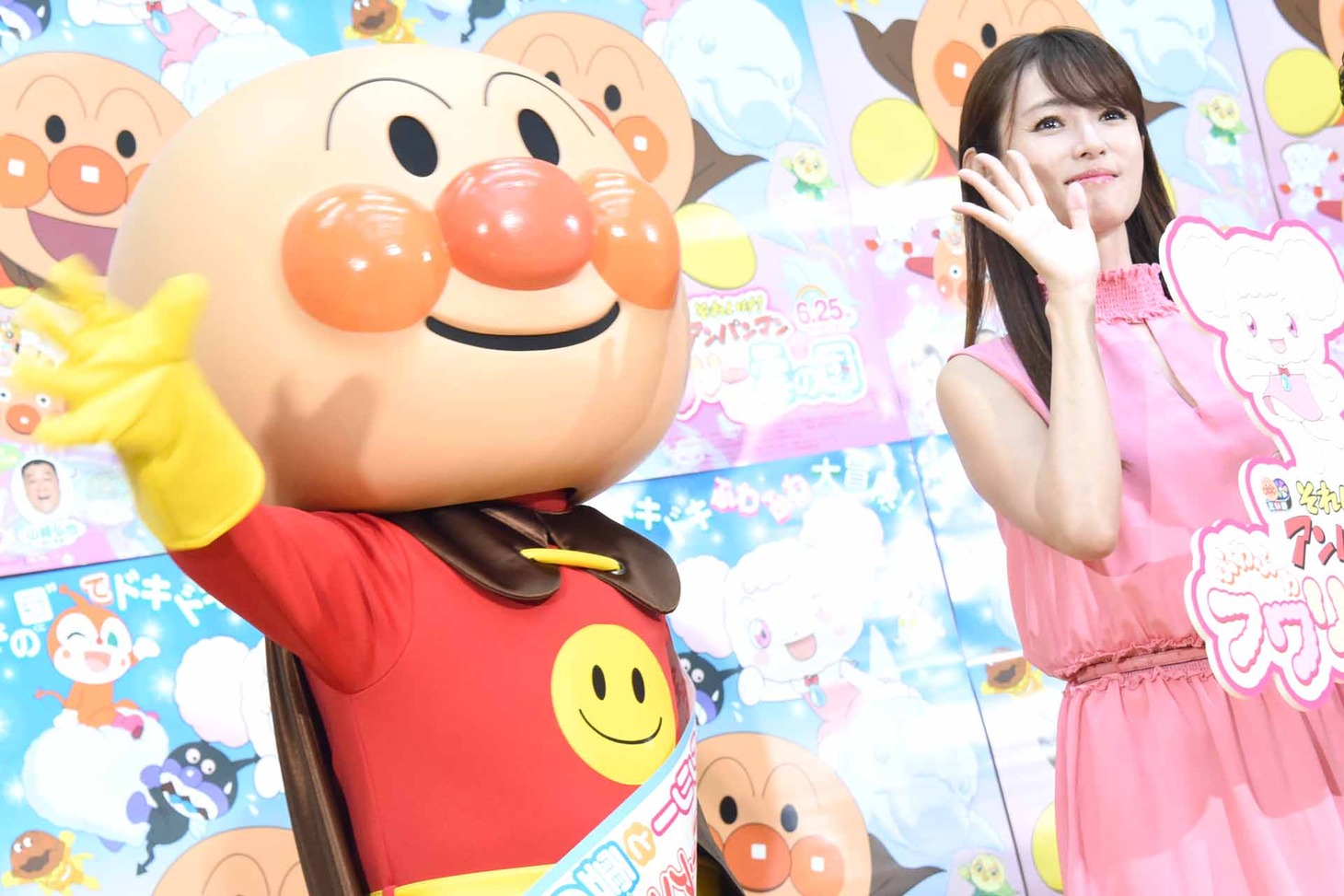 左からアンパンマン、深田恭子。