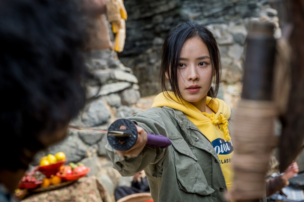 冴えないアクション女優が異世界で悪を斬る、韓国映画「スレイト」予告