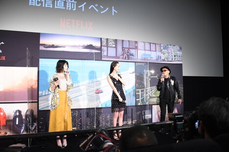 左からさとうほなみ、水原希子、廣木隆一。