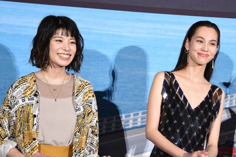 左からさとうほなみ、水原希子。