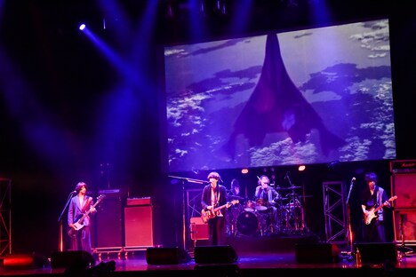 [Alexandros]によるライブの様子。（撮影：AZUSA TAKADA）