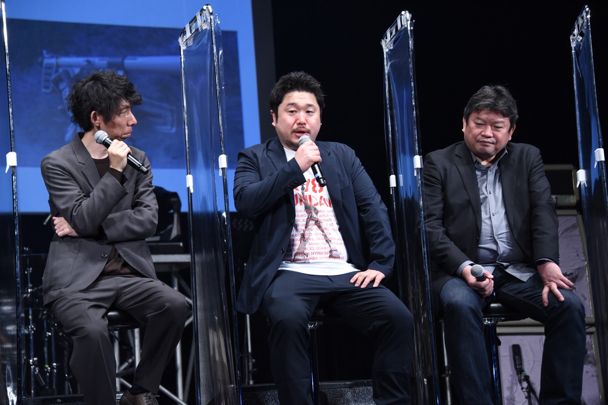 「ガンダムトピック2021」の様子。左から小形尚弘、「ガンダムビルドリアル」監督の田中佑和、総監督の本広克行。