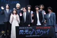 「機動戦士ガンダム 閃光のハサウェイ」完成報告会見の様子。前列左から上田麗奈、小野賢章、[Alexandros]の川上洋平と磯部寛之。後列から斉藤壮馬、諏訪部順一、[Alexandros]の白井眞輝とリアド偉武。