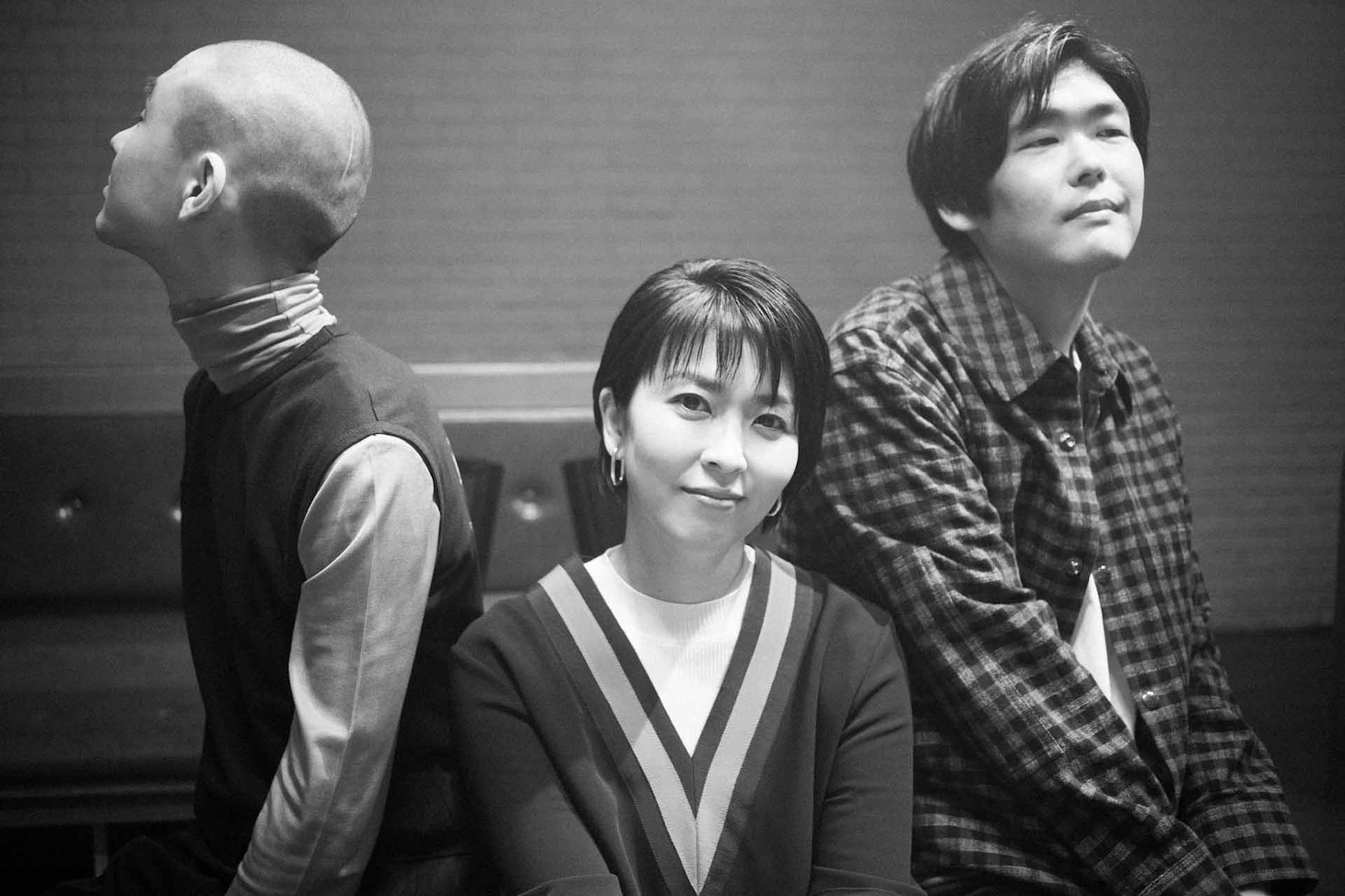 左からKID FRESINO、松たか子、STUTS。