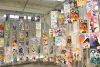 エントランスに飾られた歴代表紙のモビール。