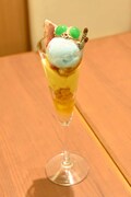 青きアイスと金色のプリンパフェ（税込1320円）