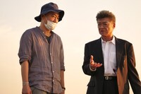 「列島制覇ー非道のうさぎー」メイキング写真より、内田英治（左）と小沢仁志（右）。