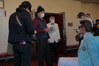 「列島制覇ー非道のうさぎー」メイキング写真より、内田英治（中央左）。