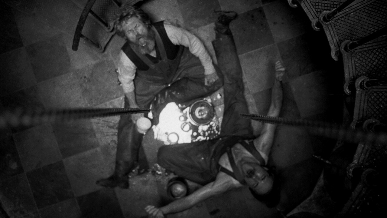 「ライトハウス」ウィレム・デフォーとロバート・パティンソンが飲んで歌って踊る