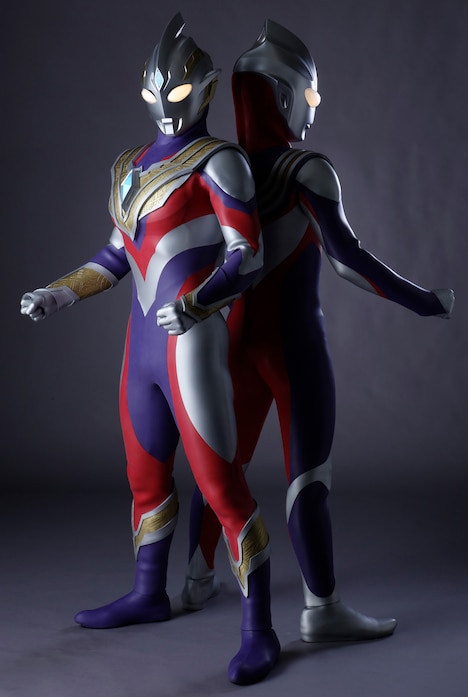 ウルトラマントリガー（前）、ウルトラマンティガ（後）。