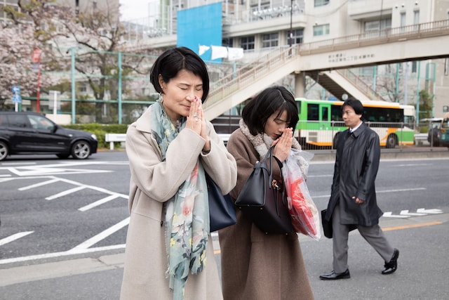 「私をくいとめて」より、片桐はいり演じる澤田（左）、のん演じるみつ子（右）。(c)2020『私をくいとめて』製作委員会