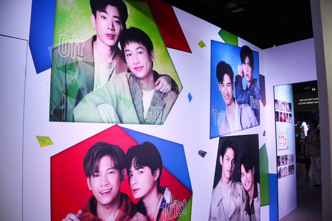 2gether」「SOTUS」などの世界観を堪能、GMMTV展が本日スタート(写真1 在庫限品 【新品未開封】GMM トランプ TV展 アイドル