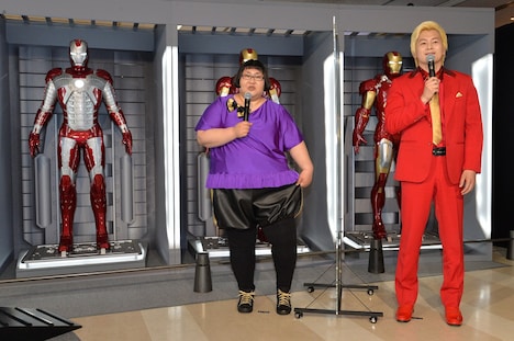 左から安藤なつ、カズレーザー。