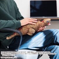 「シン・ゴジラ ゴジラ第2形態 フローリングワイパーカバー」のぬいぐるみとしての使用イメージ。