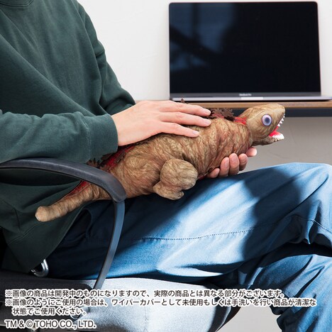 「シン・ゴジラ ゴジラ第2形態 フローリングワイパーカバー」のぬいぐるみとしての使用イメージ。