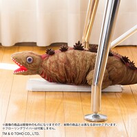 「シン・ゴジラ ゴジラ第2形態 フローリングワイパーカバー」の使用イメージ。