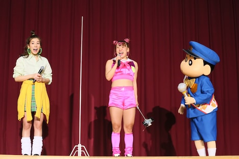 左から仲里依紗、フワちゃん、野原しんのすけ。