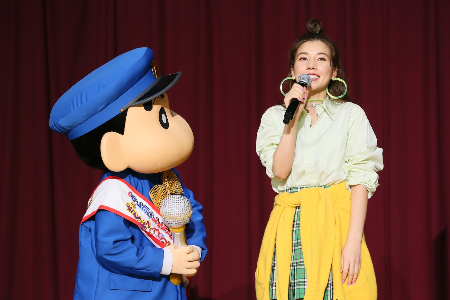 左から野原しんのすけ、仲里依紗。
