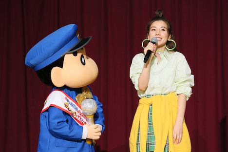 左から野原しんのすけ、仲里依紗。