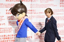 江戸川コナン（左）と手をつなぎ退場する高山みなみ（右）。