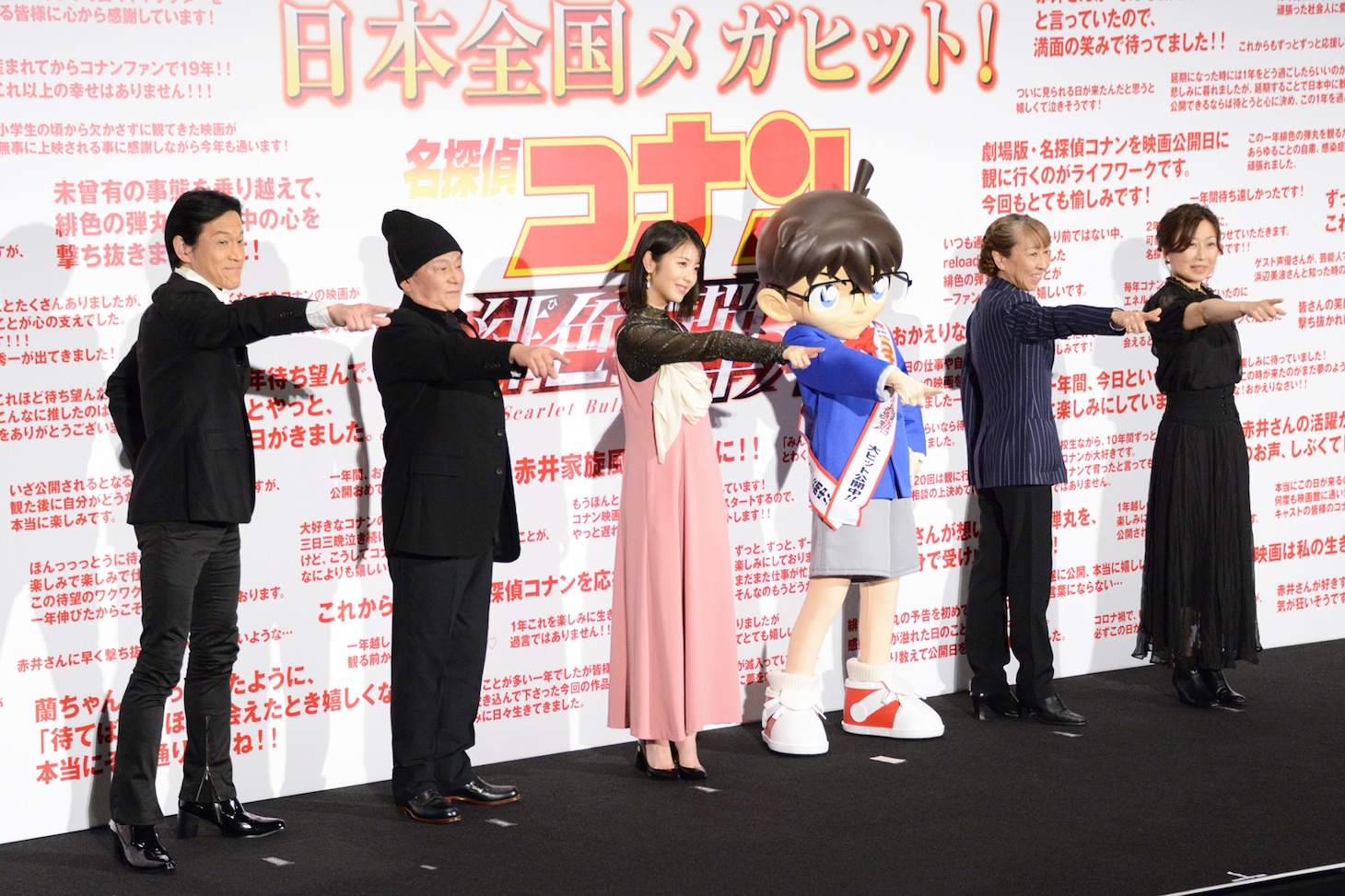 「名探偵コナン 緋色の弾丸」公開記念舞台挨拶の様子。左から小山力也、池田秀一、浜辺美波、江戸川コナン、高山みなみ、山崎和佳奈。