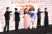 「名探偵コナン 緋色の弾丸」公開記念舞台挨拶の様子。左から小山力也、池田秀一、浜辺美波、江戸川コナン、高山みなみ、山崎和佳奈。