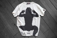 「クレージー・モンキー 笑拳」の公式Tシャツ（バニラホワイト）。