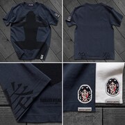 「クレージー・モンキー 笑拳」の公式Tシャツ（ナイトネイビー）。