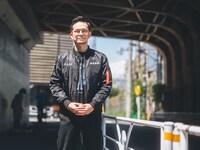 プロデューサーの岡田翔太。