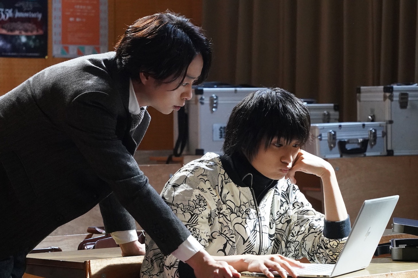 左から櫻井翔演じる風真尚希、奥平大兼演じる姫川烝位。