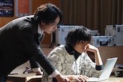 左から櫻井翔演じる風真尚希、奥平大兼演じる姫川烝位。