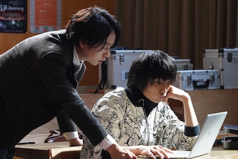 左から櫻井翔演じる風真尚希、奥平大兼演じる姫川烝位。