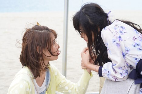 「胸が鳴るのは君のせい」新場面写真。左から白石聖演じる篠原つかさ、原菜乃華演じる長谷部麻友。