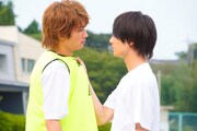 「胸が鳴るのは君のせい」新場面写真。左から板垣瑞生演じる長谷部泰広、浮所飛貴演じる篠原つかさ。