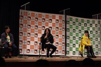 「ゾッキの日」にて、蒲郡市民会館での舞台挨拶の様子。左から大橋裕之、山田孝之、柳ゆり菜。