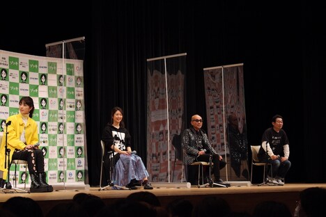 「ゾッキの日」にて、蒲郡市民会館での舞台挨拶の様子。左から柳ゆり菜、川上奈々美、竹中直人、前野朋哉。