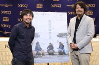 「海辺の彼女たち」記者会見の様子。左から渡邉一孝、藤元明緒。