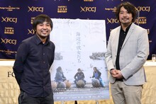 「海辺の彼女たち」記者会見の様子。左から渡邉一孝、藤元明緒。