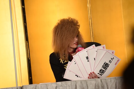 「特にOLのイメージを著しく損ねていた人は？」と聞かれ、全員分の名札を掲げる遠藤憲一。