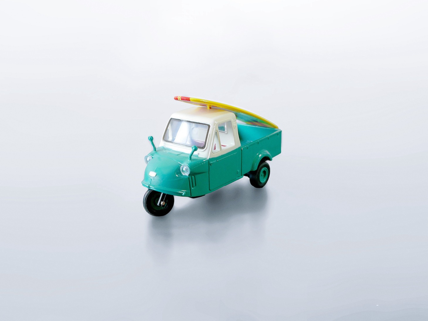 「ダイハツ“ミゼット”1/50スケールミニチュアモデル（稲村ジェーン オリジナルカラーver.）」サンプル