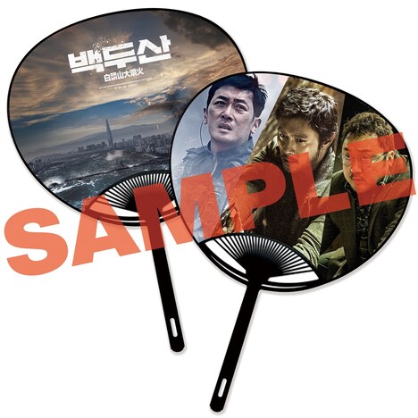 ムビチケカード特典の特製うちわ。