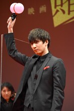 引き金を引こうとする藤井流星（ジャニーズWEST）。
