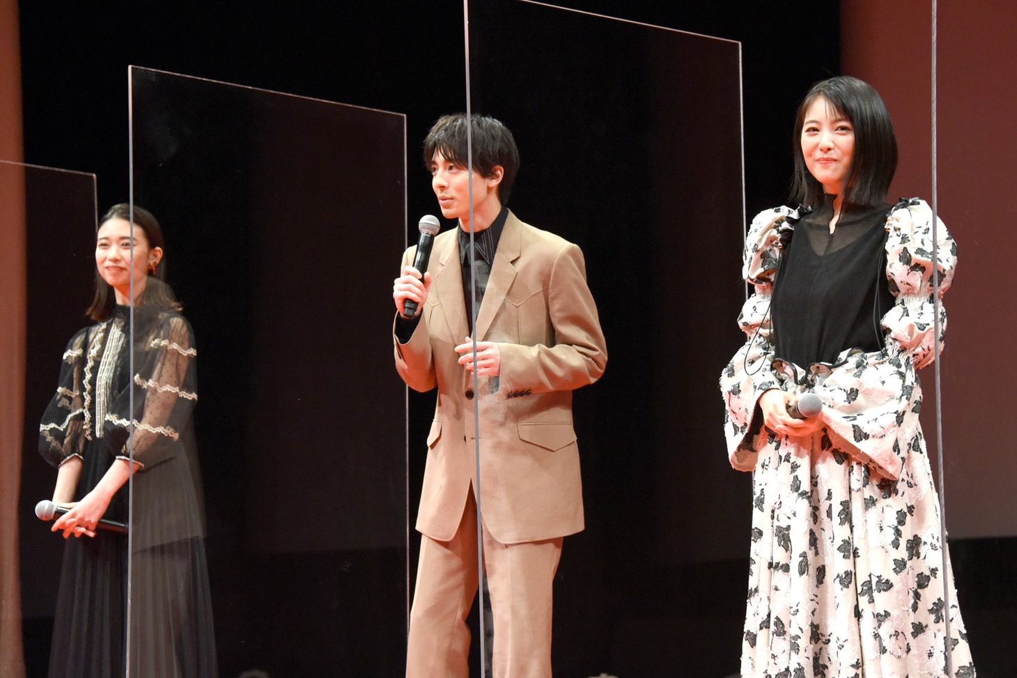 左から森川葵、高杉真宙、浜辺美波。