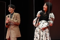 左から高杉真宙、浜辺美波。