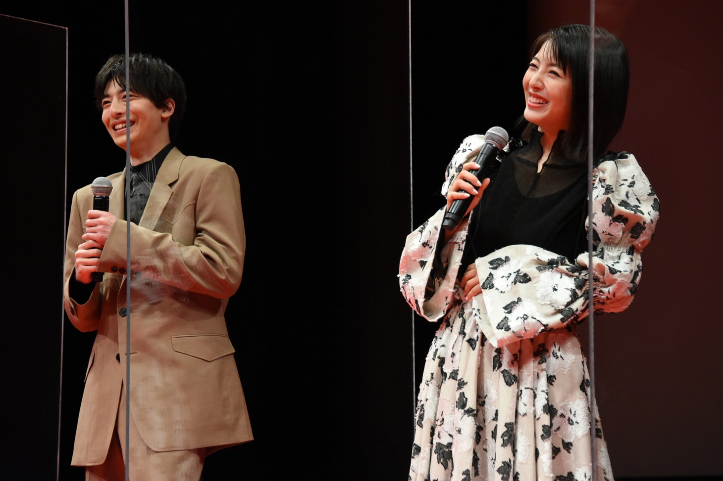 左から高杉真宙、浜辺美波。