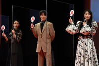 クイズ対決に参加する森川葵、高杉真宙、浜辺美波。