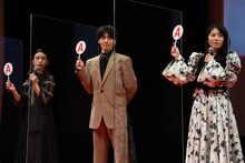 クイズ対決に参加する森川葵、高杉真宙、浜辺美波。