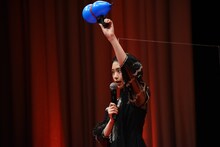 風船銃を撃つ森川葵。